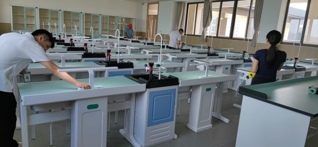 新科教學(xué)設(shè)備再譜校企合作新篇 ——北流市新華高級(jí)中學(xué)現(xiàn)代化實(shí)驗(yàn)室項(xiàng)目圓滿通過驗(yàn)收