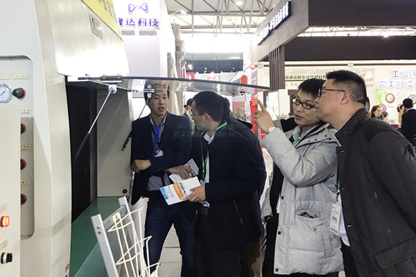 學校<a href='/' target='1' style='font-size:18px; font-weight:bold; color:#000000;'>美術室</a>