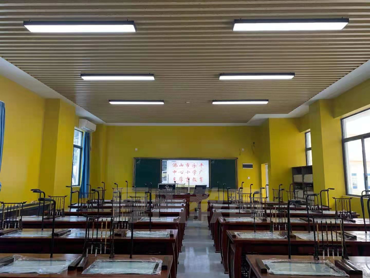 學校<a href='http://m.wj8vip.cn/chanpin/57-1.html' target='1' style='font-size:18px; font-weight:bold; color:#000000;'>書法室</a>