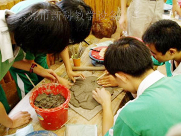 <a href='http://m.wj8vip.cn/chanpin/55-1.html' target='1' style='font-size:18px; font-weight:bold; color:#000000;'>陶藝功能室</a>2